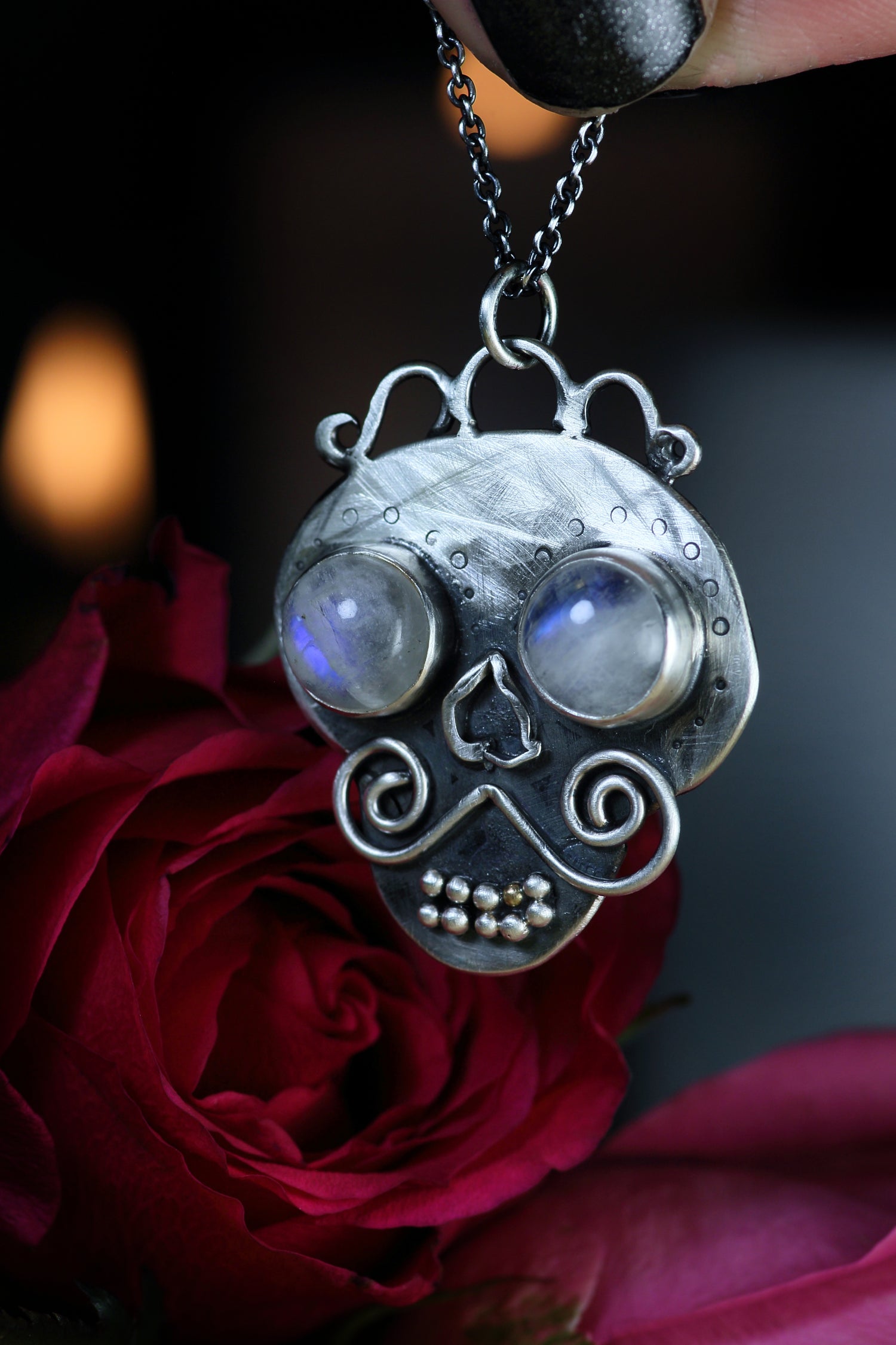 MEMENTO MORI Silberanhänger mit Mondstein & 18K Goldzahn · Totenkopf Maske · Dia de los Muertos