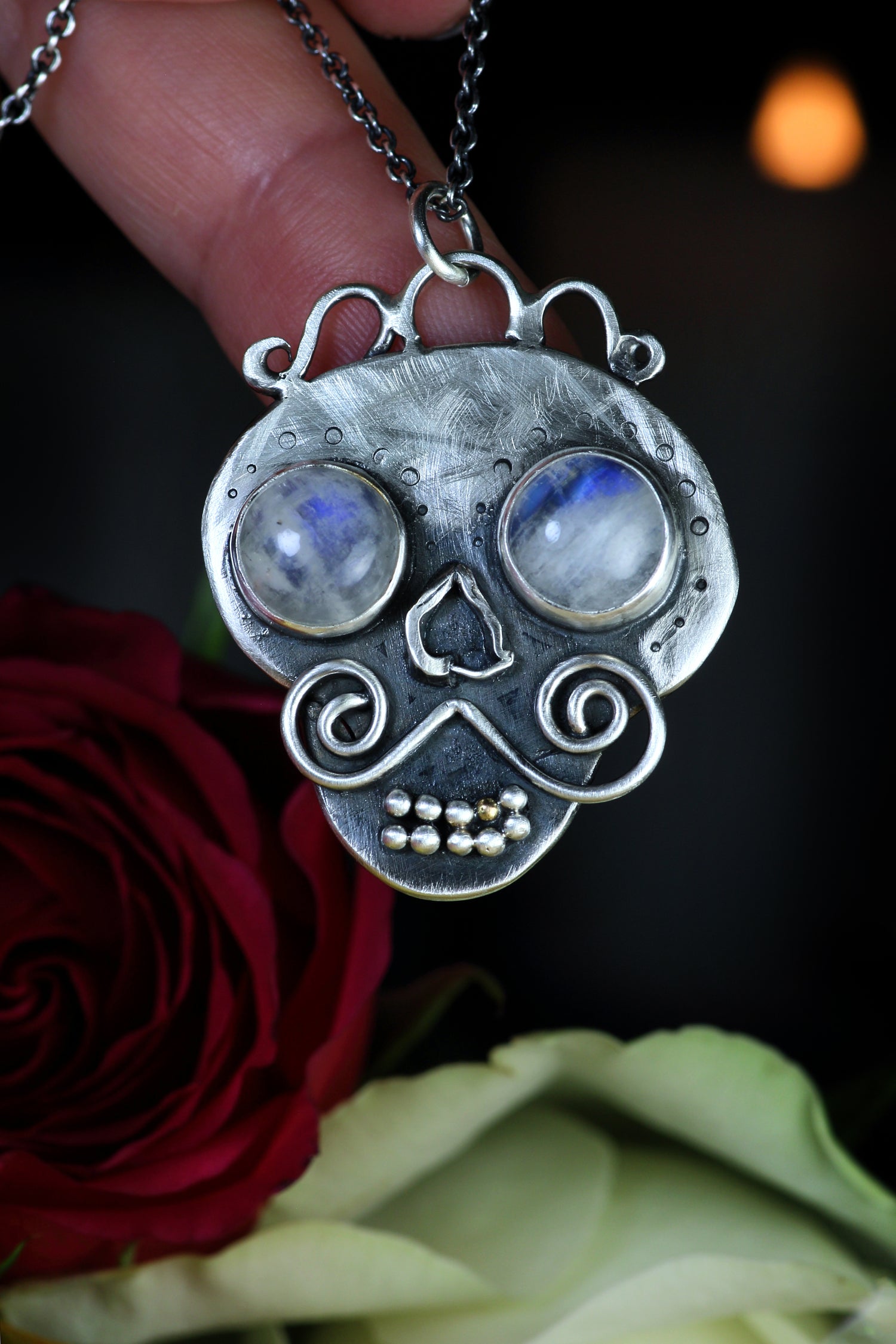 MEMENTO MORI Silberanhänger mit Mondstein & 18K Goldzahn · Totenkopf Maske · Dia de los Muertos