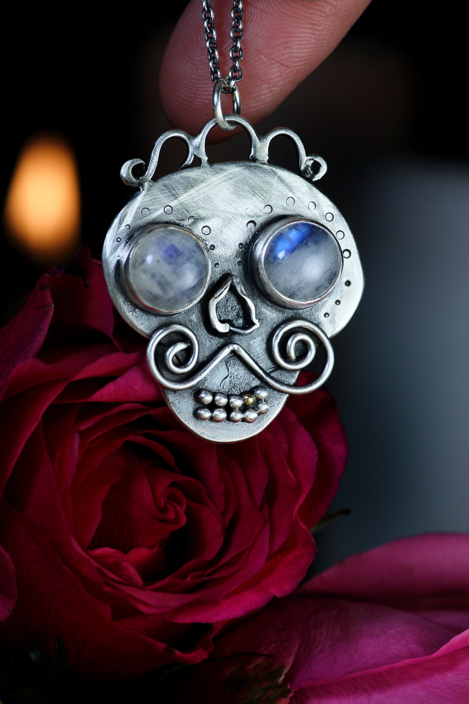 MEMENTO MORI Silberanhänger mit Mondstein & 18K Goldzahn · Totenkopf Maske · Dia de los Muertos
