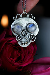 MEMENTO MORI Silberanhänger mit Mondstein & 18K Goldzahn · Totenkopf Maske · Dia de los Muertos