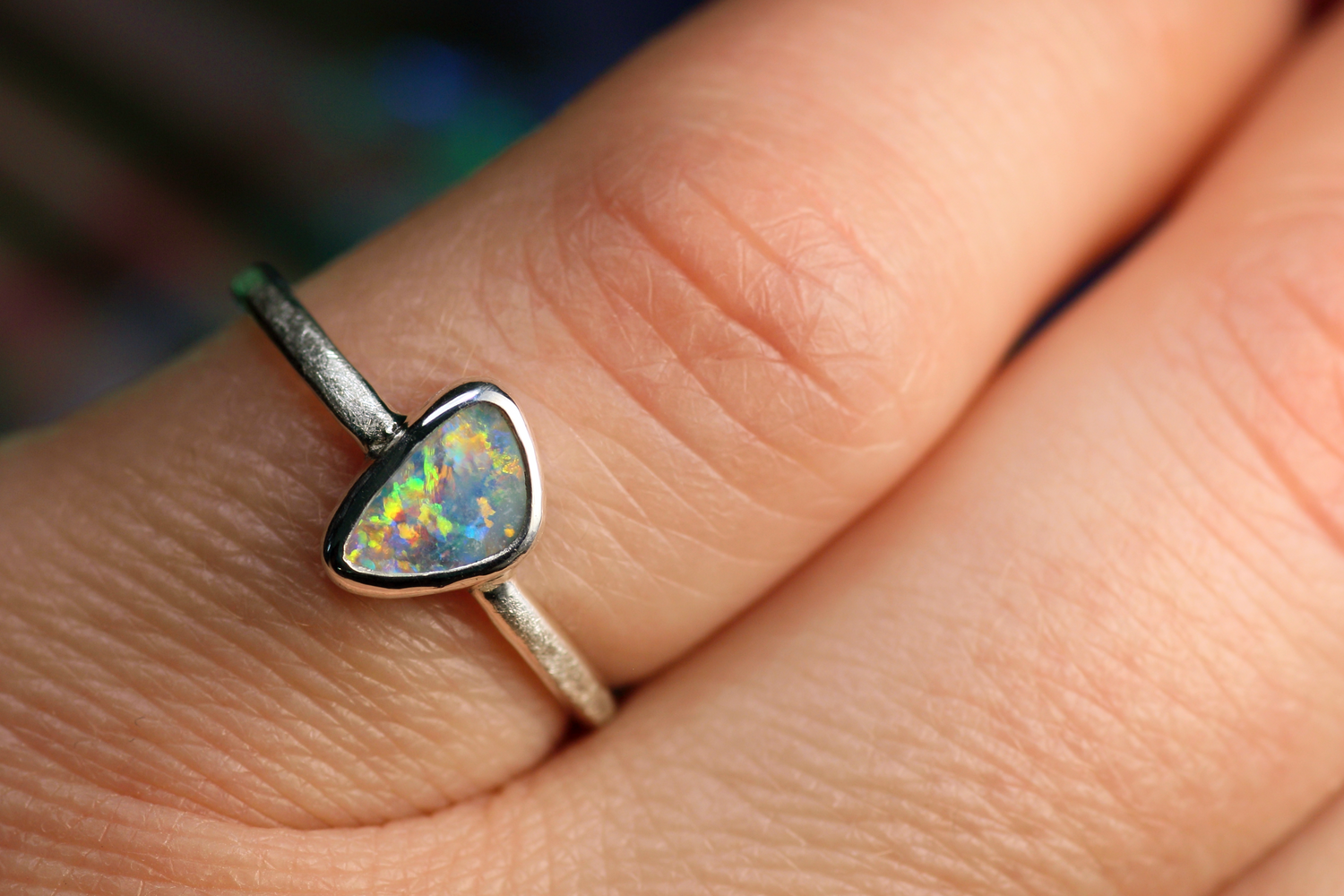 FLORES AMORIS Silberrring mit atemberaubenden australischem Opal – Handgemachter, einzigartiger Damenring · Ringgrösse EU 52 - 53
