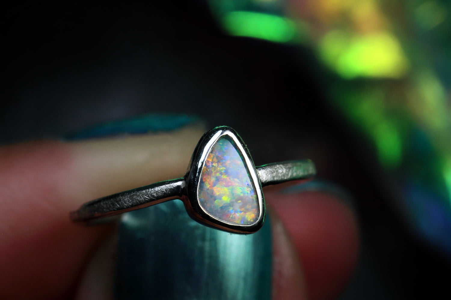 FLORES AMORIS Silberrring mit atemberaubenden australischem Opal – Handgemachter, einzigartiger Damenring · Ringgrösse EU 52 - 53