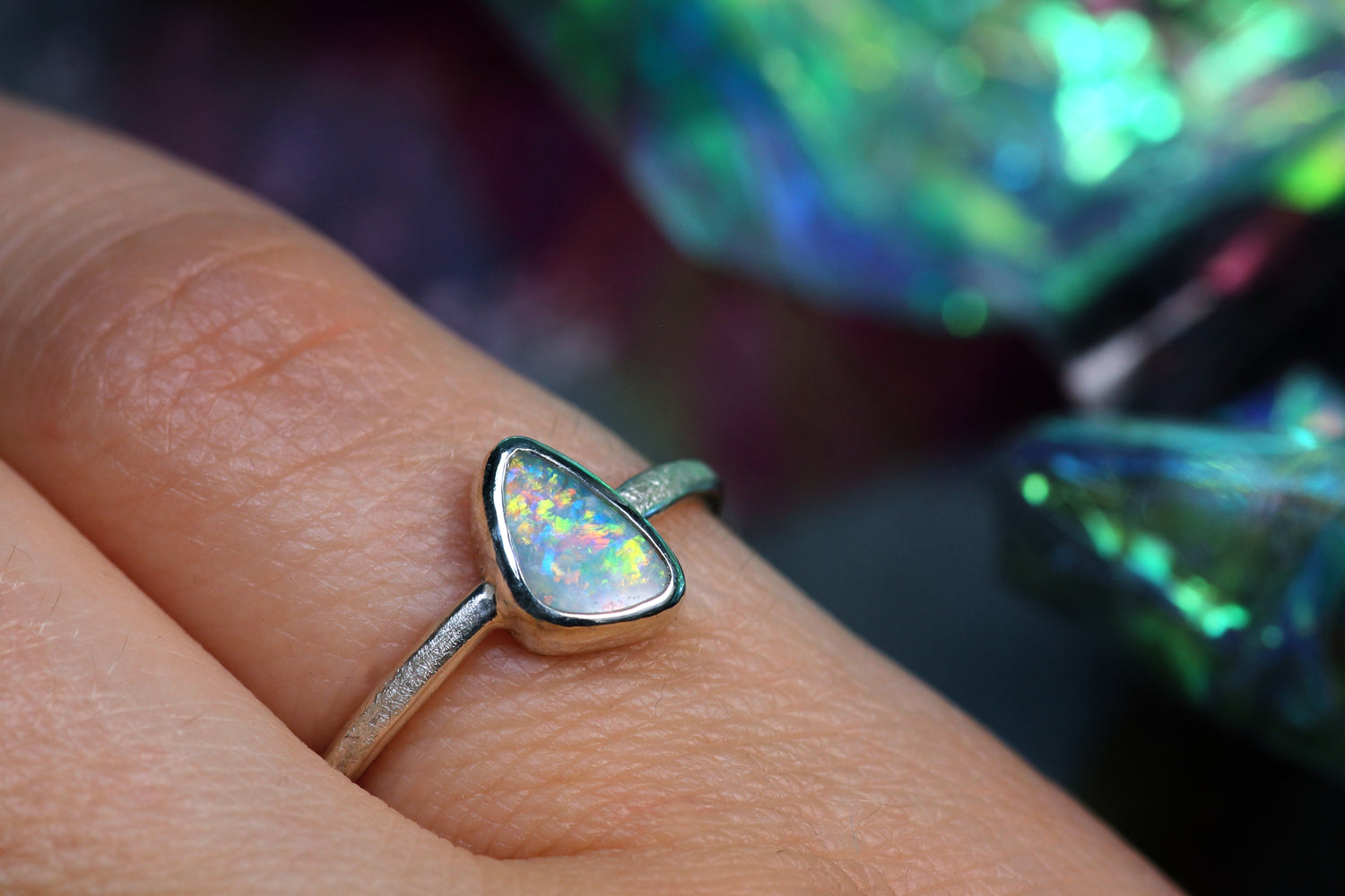 FLORES AMORIS Silberrring mit atemberaubenden australischem Opal – Handgemachter, einzigartiger Damenring · Ringgrösse EU 52 - 53