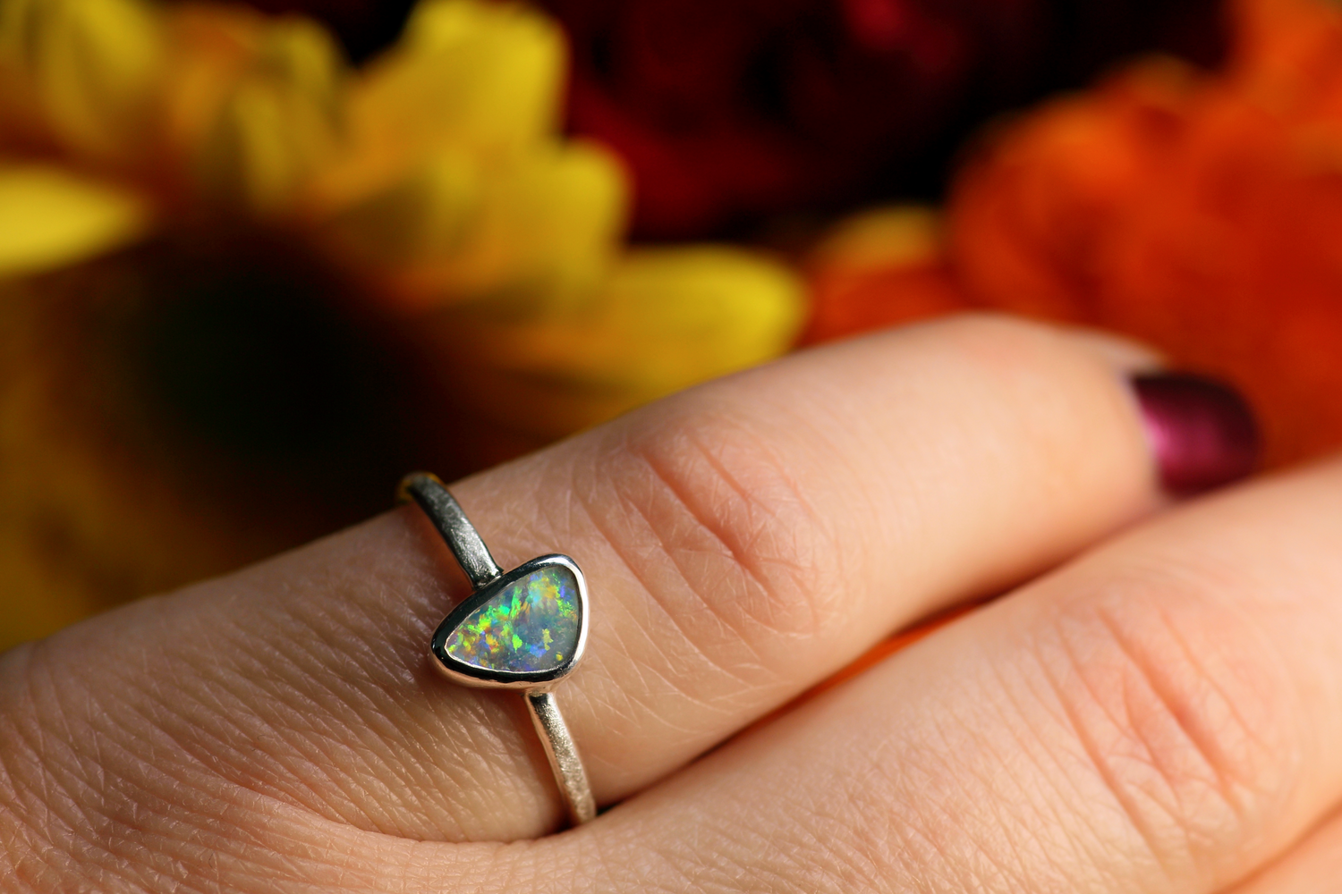 FLORES AMORIS Silberrring mit atemberaubenden australischem Opal – Handgemachter, einzigartiger Damenring · Ringgrösse EU 52 - 53