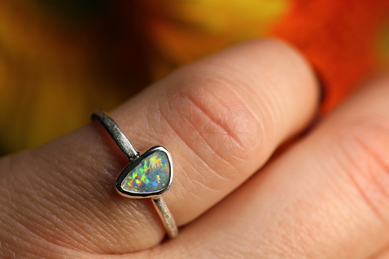 FLORES AMORIS Silberrring mit atemberaubenden australischem Opal – Handgemachter, einzigartiger Damenring · Ringgrösse EU 52 - 53