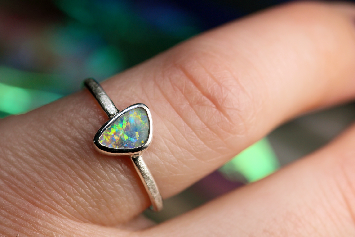 FLORES AMORIS Silberrring mit atemberaubenden australischem Opal – Handgemachter, einzigartiger Damenring · Ringgrösse EU 52 - 53