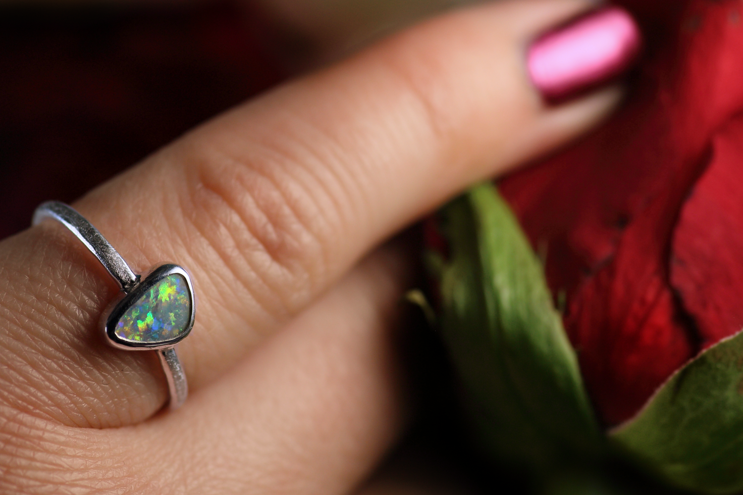 FLORES AMORIS Silberrring mit atemberaubenden australischem Opal – Handgemachter, einzigartiger Damenring · Ringgrösse EU 52 - 53