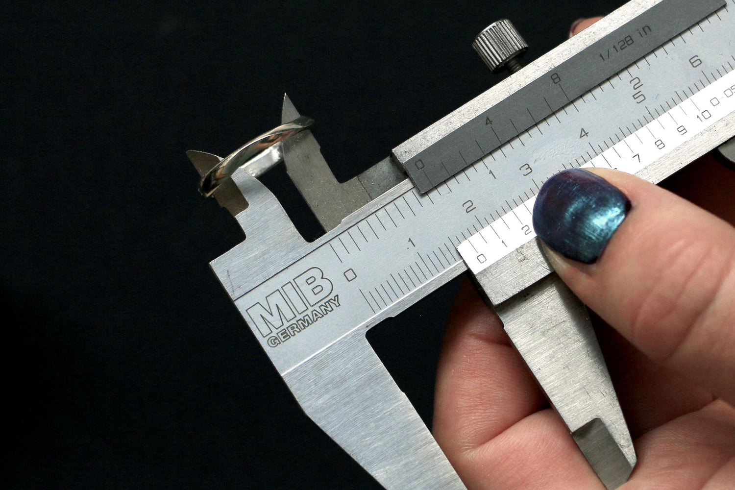Determine ring size with Ringsizer measuring aid – EU ring measuring tape for a perfect fit